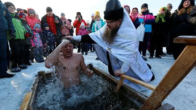 Los ortodoxos rusos se bañan en aguas heladas para celebrar la Epifanía