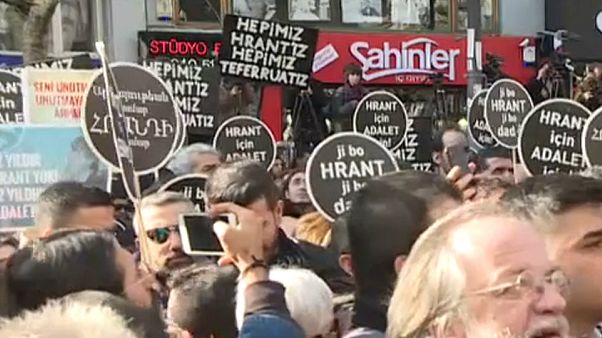 Hrant Dink öldürüldüğü Agos'un önünde anıldı: 'Hepimiz Teferruatız' Hrant Dink öldürüldüğü Agos'un önünde anıldı: 'Hepimiz Teferruatız'