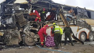 شاهد: اصطدام حافلتين في بوليفيا يخلف 22 قتيلا وعشرات الجرحى