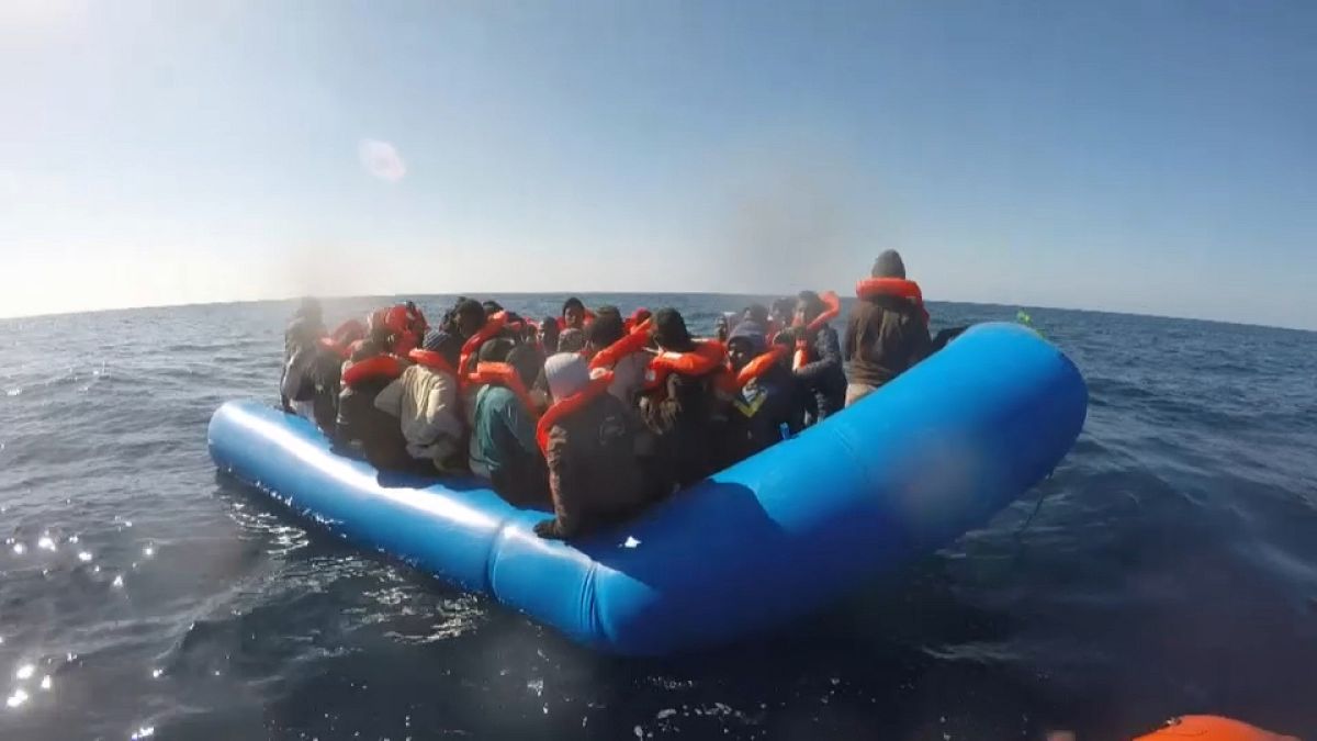 Migranti: riportati in Libia i 100 naufraghi in acque Sar