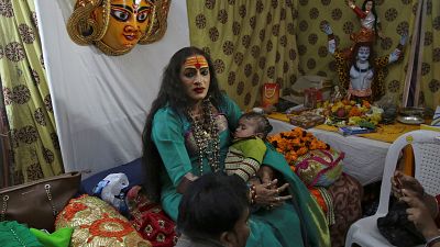 شاهد: ناشطة تقود المتحولين جنسيا بمهرجان ديني في الهند