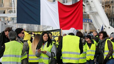Sarı yelekli kadınlar Paris'te sokağa çıktı