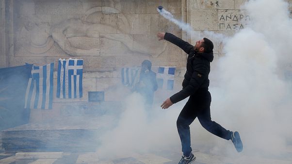 Δεκάδες τραυματίες, συλλήψεις και προσαγωγές για τα επεισόδια Δεκάδες τραυματίες, συλλήψεις και προσαγωγές για τα επεισόδια