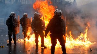 الشرطة اليونانية تطلق الغاز المسيل للدموع على محتجين في أثينا