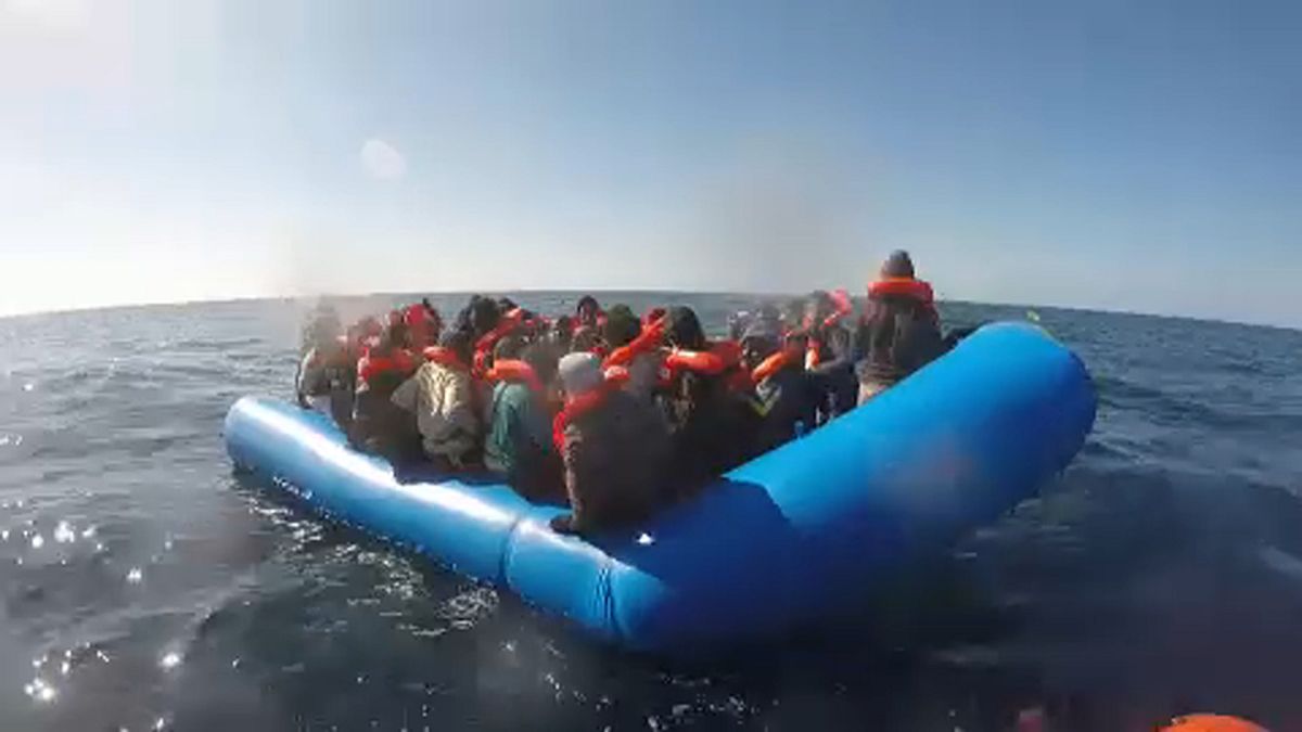 Újabb mentőhajónyi ember reked a tengeren