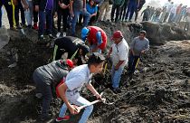 Funerales y búsquedas desesperadas tras la explosión de un oleoducto en México