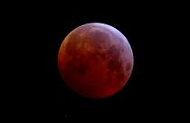 El último eclipse total de luna hasta 2022, en imágenes
