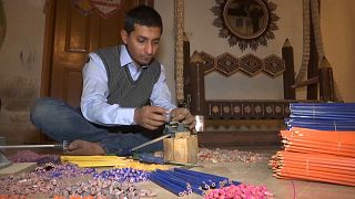 فيديو: باكستاني يحلم بدخول غينيس بأرجوحة صنعها من 200 ألف قلم رصاص