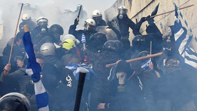 Makedonya'nın ismine itiraz eden Yunan milliyetçiler polisle çatıştı
