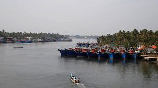 100'den fazla Hint göçmeni taşıyan balıkçı teknesi denizde kayboldu