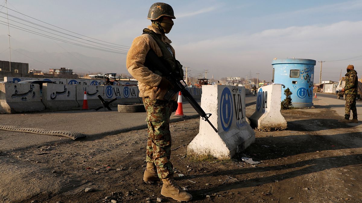 جندى أفغاني في نقطة تفتيش بكابول