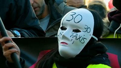 شاهد: إضراب سائقي سيارات الأجرة في مدريد إحتجاجا على خدمة أوبر وكابيفي