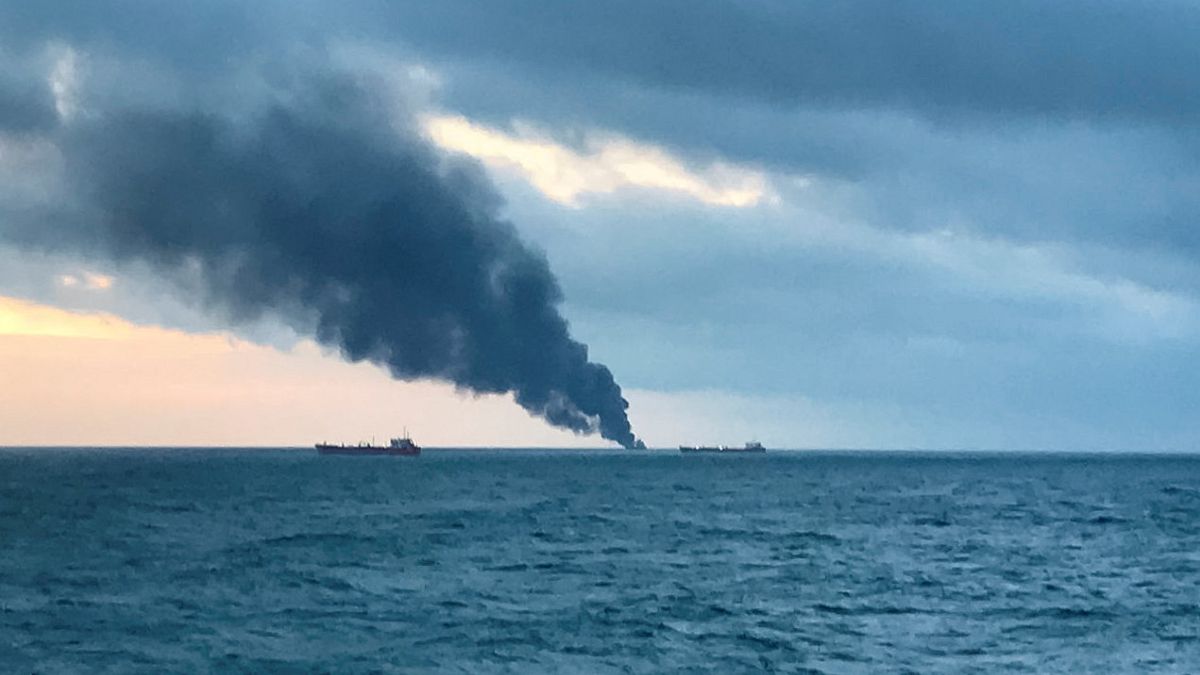 در پی برخورد و آتش گرفتن دو کشتی در تنگه کرچ ده‌ها نفر جان باختند