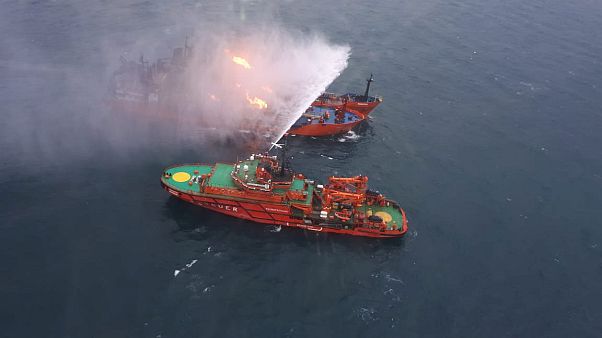 Türk mürettebatın da bulunduğu yanan gemiler ABD yaptırımlarına takılmış Türk mürettebatın da bulunduğu yanan gemiler ABD yaptırımlarına takılmış