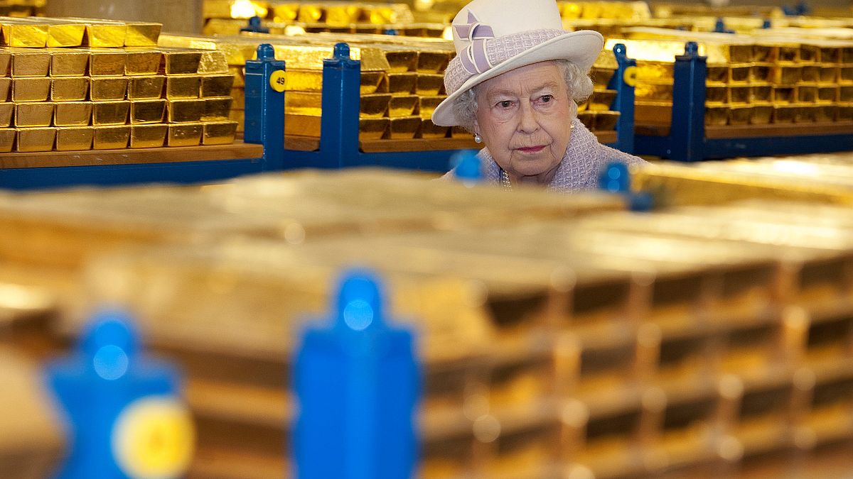 Ράβδοι χρυσού στην Τράπεζα της Αγγλίας όταν την επισκέφθηκε η Βασίλισσα