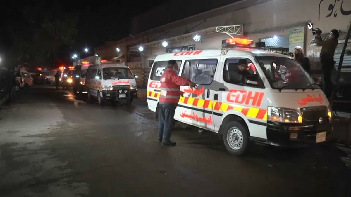 فيديو: مقتل 27 شخصا في ارتطام حافلة بناقلة نفط بباكستان