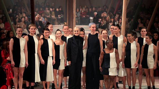 O circo da Dior com arlequins e manequins O circo da Dior com arlequins e manequins