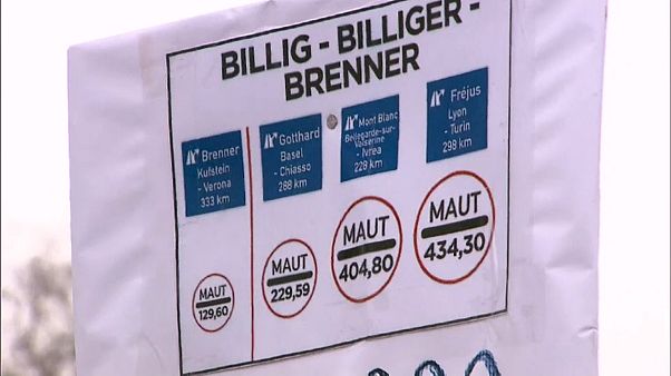 Traktoren statt Züge: Protest gegen die Inntal-Bahnstrecke Traktoren statt Züge: Protest gegen die Inntal-Bahnstrecke