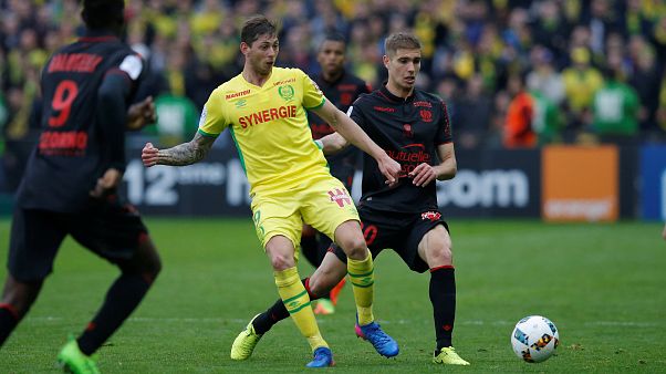 Sparisce in volo l'aereo con a bordo il calciatore Emiliano Sala Sparisce in volo l'aereo con a bordo il calciatore Emiliano Sala