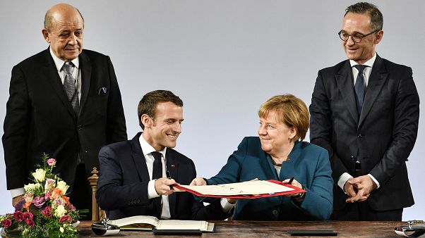 ألمانيا وفرنسا توقعان معاهدة "آخن" تمهد لتشكيل جيش أوروبي ألمانيا وفرنسا توقعان معاهدة "آخن" تمهد لتشكيل جيش أوروبي
