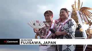 Celebran la 'mayoría de edad' en las gélidas aguas de Japón