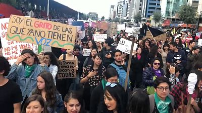 Ekvador Cumhuriyeti'nde binlerce kişi cinsel şiddete karşı eylem yaptı