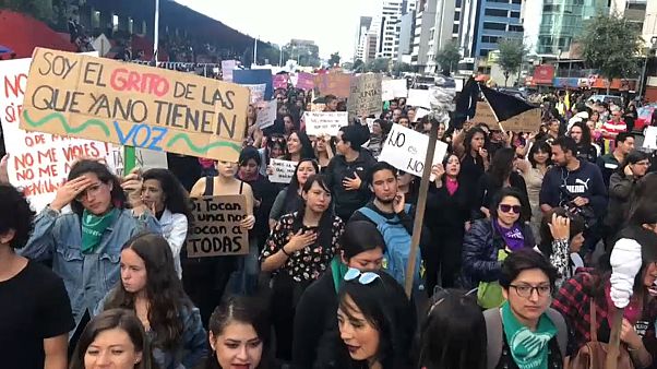 Violência contra as mulheres gera protesto em Quito Violência contra as mulheres gera protesto em Quito