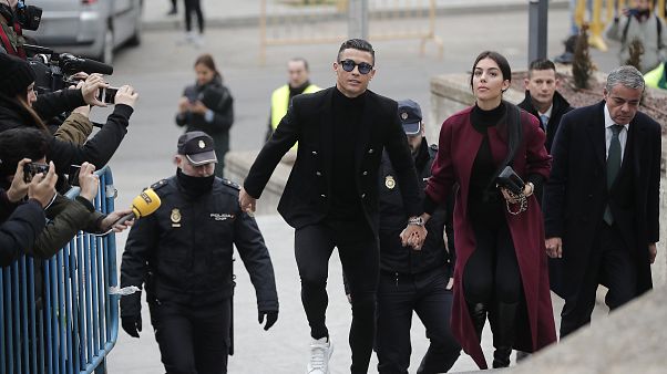Vergi kaçırmakla suçlanan Cristiano Ronaldo'ya 18,7 milyon Euro para cezası Vergi kaçırmakla suçlanan Cristiano Ronaldo'ya 18,7 milyon Euro para cezası