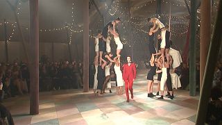 À Paris, Dior fait son cirque au premier jour des présentations Haute Couture