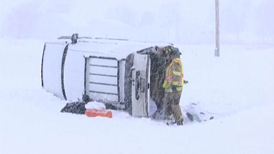  الجليد يؤدي إلى سقوط شاحنة محملة بالملح في ولاية بنسلفانيا الأمريكية
