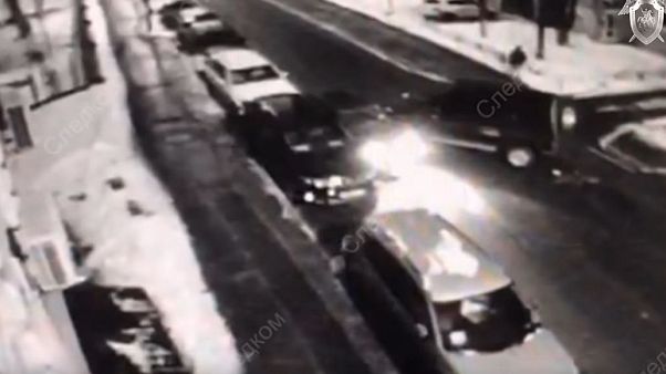 Video | Kaçırılan Rus rehine, fidyecileri aracıyla sıkıştırıp bacaklarından vurdu Video | Kaçırılan Rus rehine, fidyecileri aracıyla sıkıştırıp bacaklarından vurdu