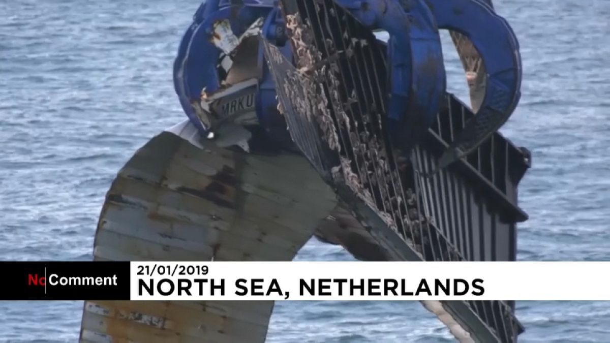 شاهد: انتشال عشرات الحاويات من قاع البحر في هولندا بعد شهر من فقدانها بسبب العاصفة 