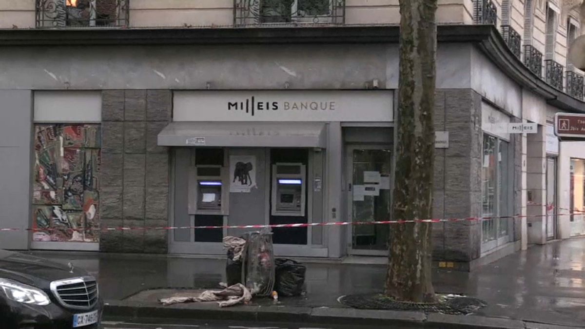 سطو مسلح في وضح النهار على أحد البنوك في باريس والجناة يلوذون بالفرار 