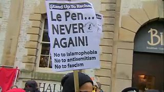Menschen in Oxford protestieren gegen Gastrednerin Le Pen
