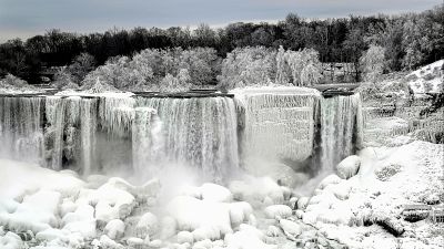 Les chutes du Niagara en partie gelées