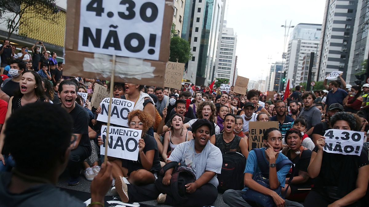 Aumento de preços dos transportes contestado em São Paulo