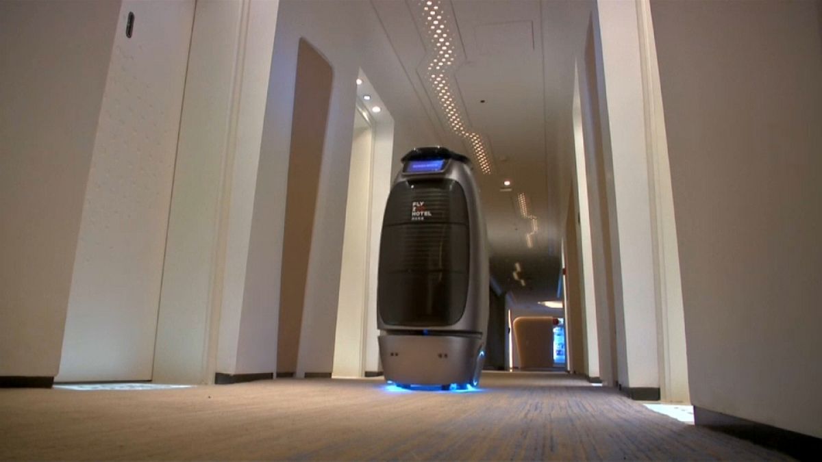 Çinli elektronik ticaret devi Alibaba grubunun yapay zeka otelinde hizmet robotlara emanet
