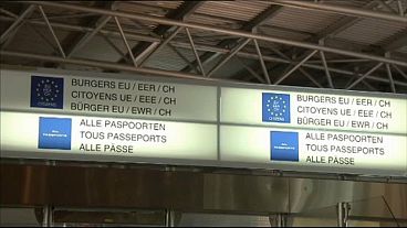 Stop ai visti d'oro: il monito della Commissione europea