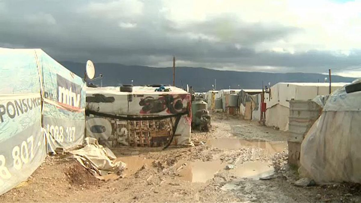 فيديو: صاحب أرض يطرد عائلة سورية من خيمتها لعدم قدرتها دفع الأجرة في لبنان