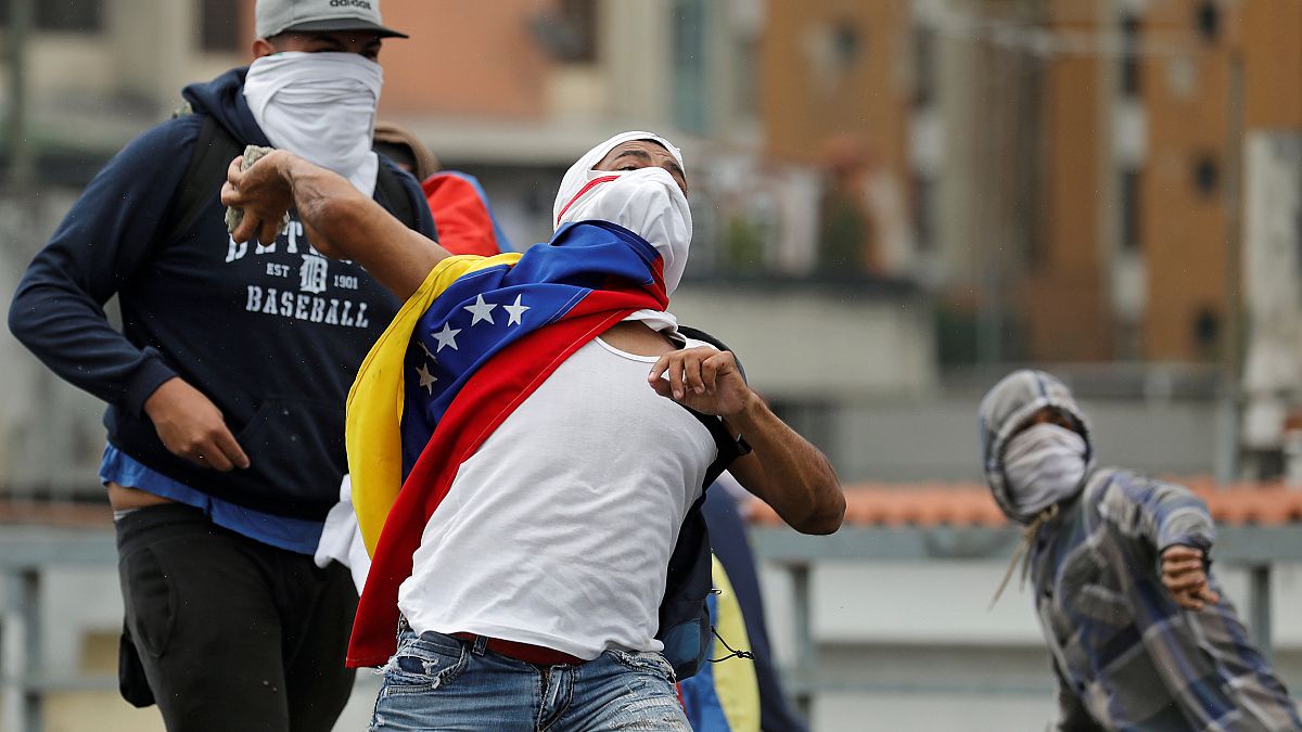 Venezuela darbenin eşiğinde mi? Ordu ‘Anayasaya dayanarak’ demokrasiyi savunabilir mi?