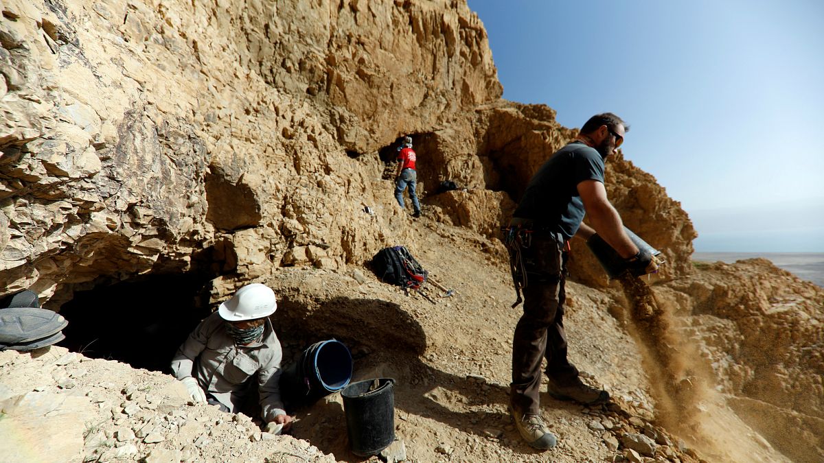 شاهد: جيل جديد من العلماء يتولى البحث عن مخطوطات البحر الميت