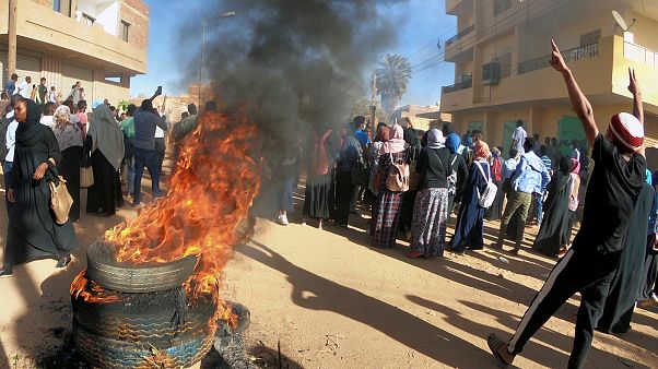 Sudan güvenlik güçleri, protestocuları dağıtmaya çalıştı Sudan güvenlik güçleri, protestocuları dağıtmaya çalıştı