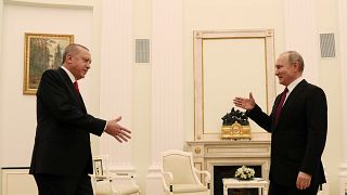بوتين يقول إنه مستعد لاستضافة قمة بشأن سوريا مع تركيا وإيران