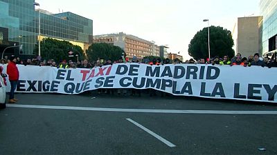 En Espagne, les chauffeurs de taxi manifestent contre les VTC
