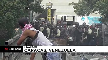A venezuelai hatóságok erőszakkal próbálják meg elfojtani a tüntetéseket
