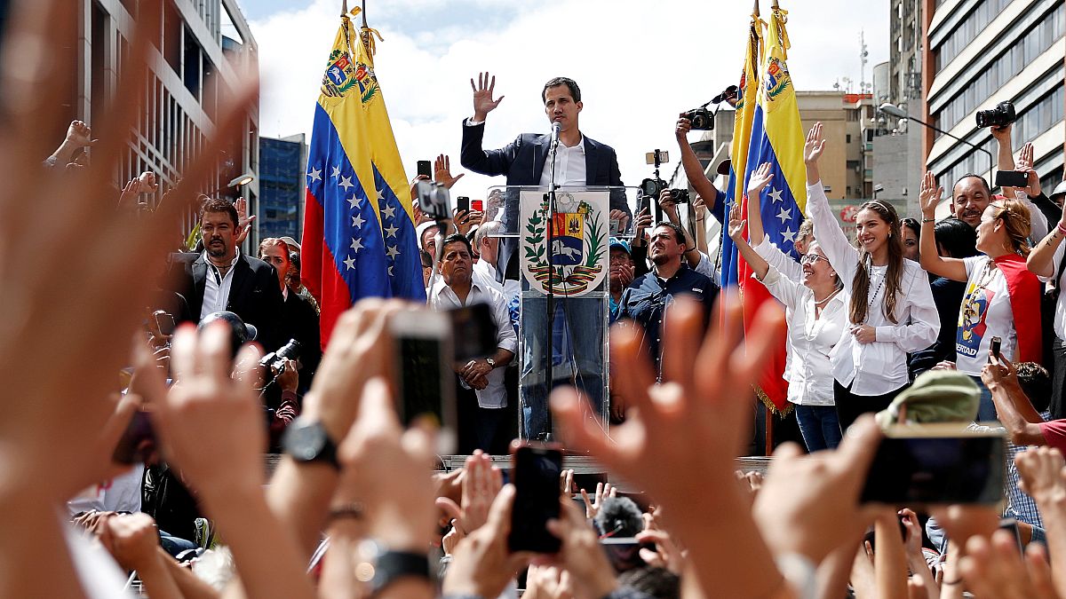 Cosa succede in Venezuela: Guaidò si proclama presidente, Maduro grida al golpe
