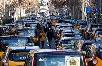 Los taxistas se baten en retirada en Barcelona, resisten en Madrid