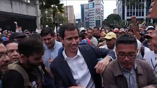 شاهد: زعيم المعارضة الفنزويلية بين المتظاهرين خلال اشتباكهم مع الأمن