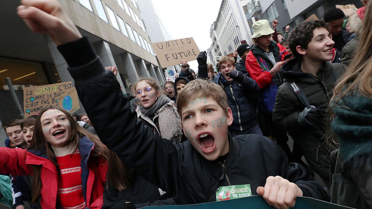 Brüksel'de 35 bin genç iklim değişikliğine karşı yürüdü
