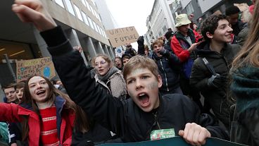 Brüksel'de 35 bin genç iklim değişikliğine karşı yürüdü